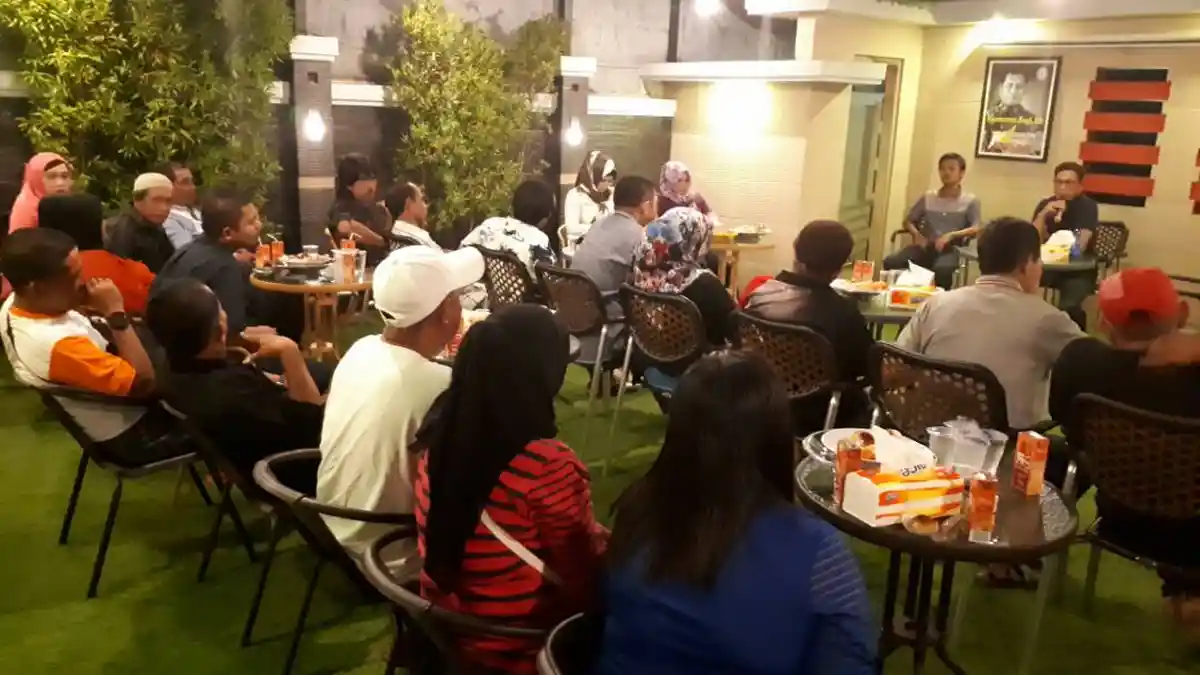 Serunya Ruang Tamu Berada Halaman Rumah
