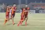 Boaz Solossa Lakukan Selebrasi Bersama Tim
