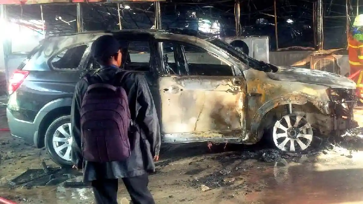 Selain Menghanguskan Bangunan Pujasera 638, Satu Mobil Juga Terbakar