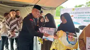 menyerahkan-bantuan-kepada-masyarakat-dal.jpg