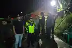 Polisi-saat-mendatangi-TKP-hansip-meninggal-di-Kuningan.jpg