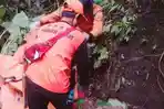 Mayat-Laki-laki-Berhasil-Dievakuasi-Petugas-Usai-Ditemukan-di-Bawah-Jurang-di-Pagar-Alam.jpg
