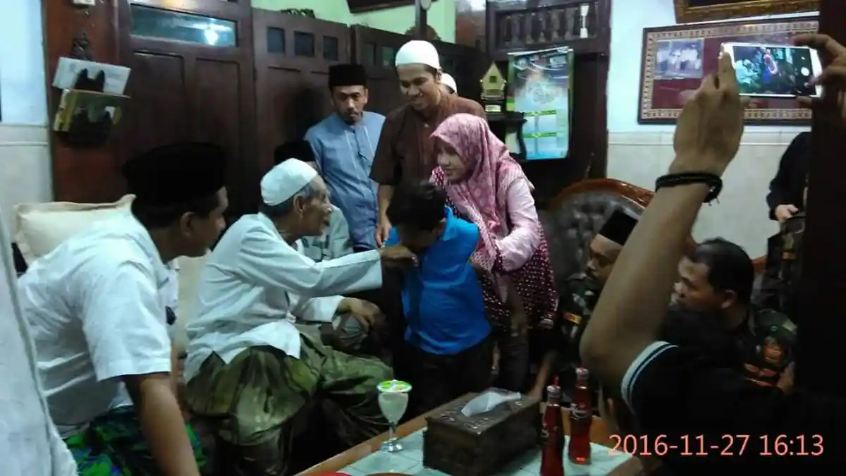 Sebut Mbah Moen Sesat, Perempuan Ini Akhirnya Datang ke Rembang Lalu Minta Maaf