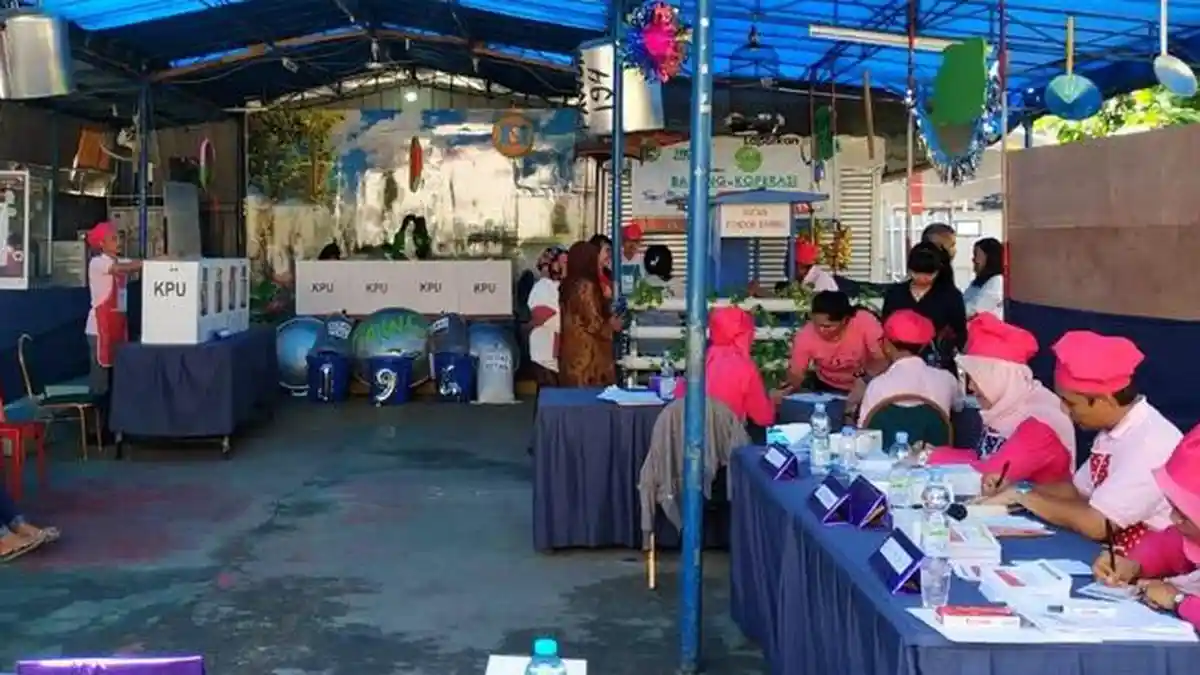 Ikut Mencoblos di Rutan Pondok Bambu, Roro Fitria Tampil Cantik dengan Riasan Natural
