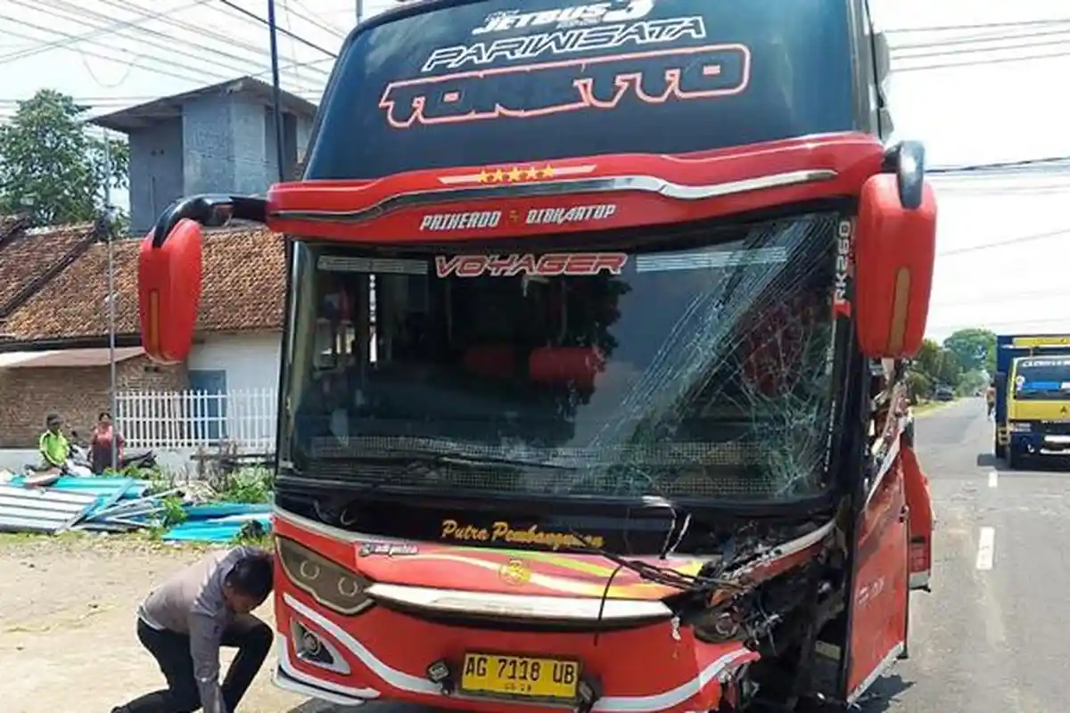 Kecelakaan di Jombang, Mobil Yaris Tabrak Bus Pariwisata, Dua Orang Luka-luka