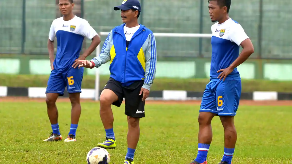 Karier Tony Sucipto: Dari Pesepak Bola Jalanan Hingga Masuk Timnas Indonesia