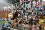 RUPIAH-MELEMAH-Andri-sedang-berada-di-toko-sparepart-dan-variasi-sepeda-motor.jpg