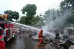 Tak Sengaja Senggol Bensin Berujung Merugi, Warung dan Toko Jok Motor Ludes Dilalap Api