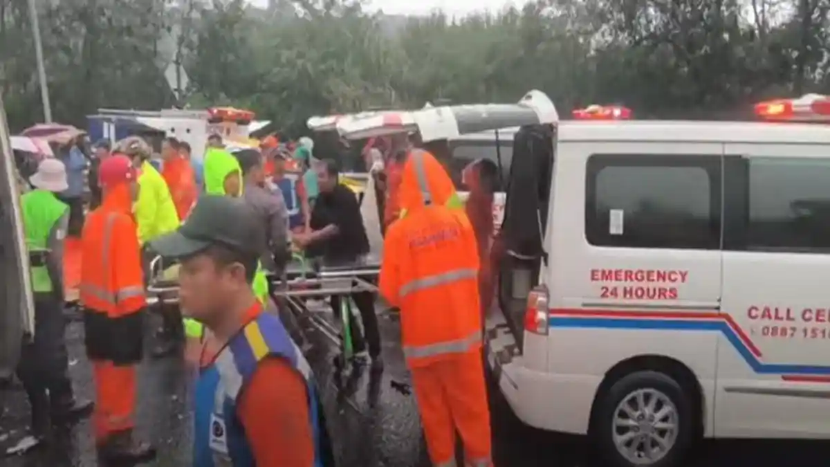 1 Orang Dinyatakan Tewas Kecelakaan Beruntun Km 92 Tol Cipularang, Mobil Ambulans Berseliweran