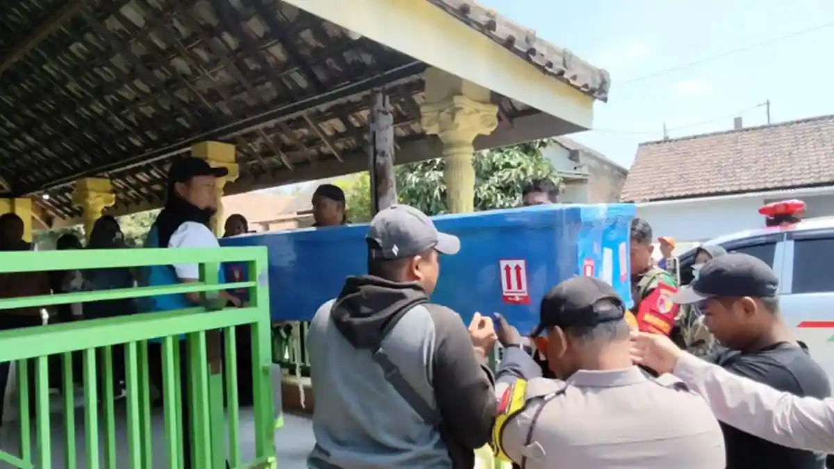 Deni Korban KMP Virgo Transport 8 Dimakamkan di Kediri, Kerabat dan Warga Berduka