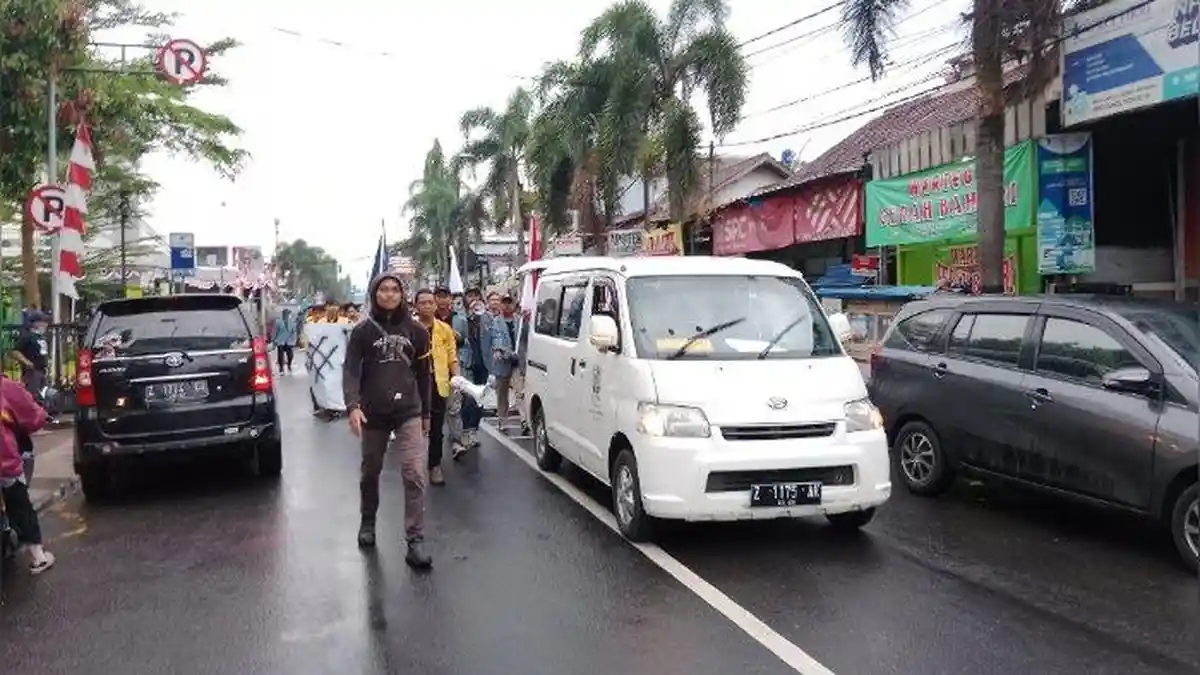 ''Assalamualaikum, Masa Aksi Datang'', Ratusan Mahasiswa Sumedang Kembali Demo Tolak Harga BBM Naik