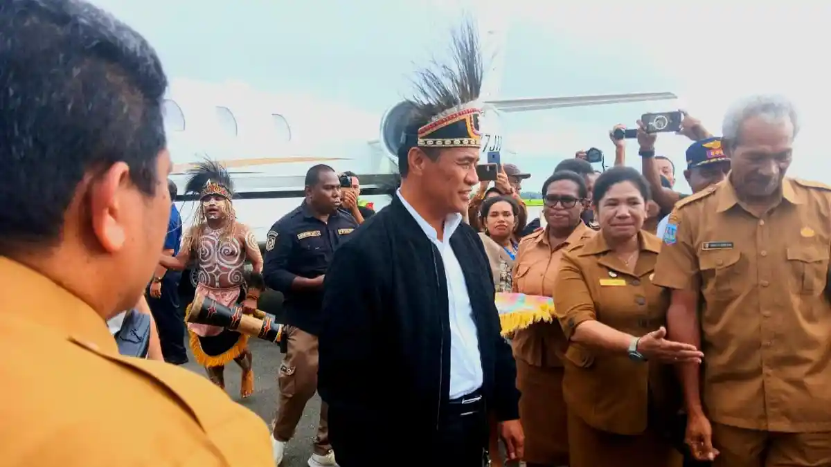 Menteri Pertanian RI Tiba di Merauke, Disambut Tarian Adat 