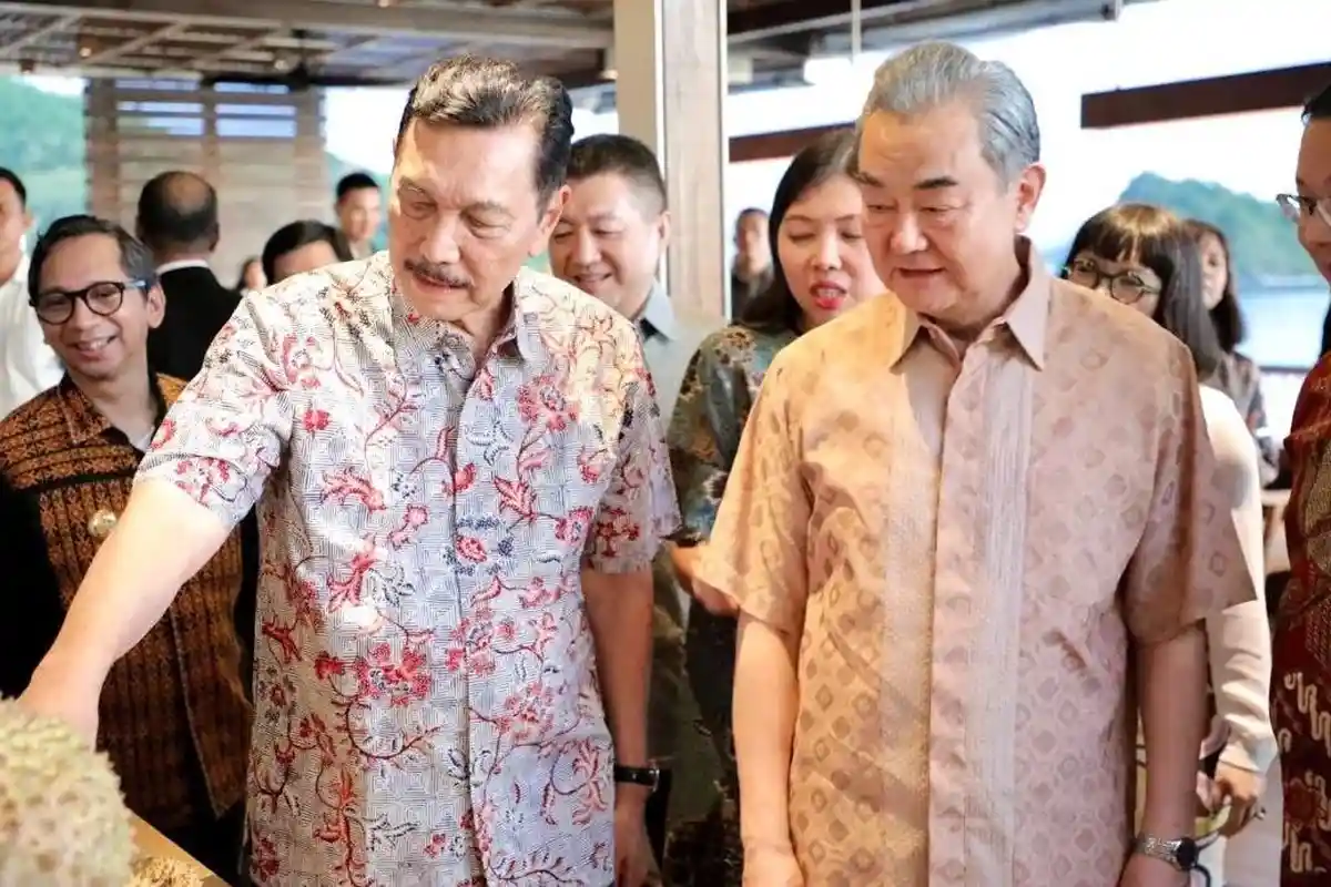 Makan Durian di Labuan Bajo, Luhut dan Menlu China Bahas Kereta Cepat Jakarta ke Surabaya
