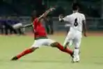 Muhammad Hargianto Berebut Bola Dengan Maung Maung Soe