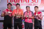 Leo-Rolly-CarnandoDaniel-Marthin-bersama-pelatih-usai-juarai-Indonesia-Masters-2023-2.jpg