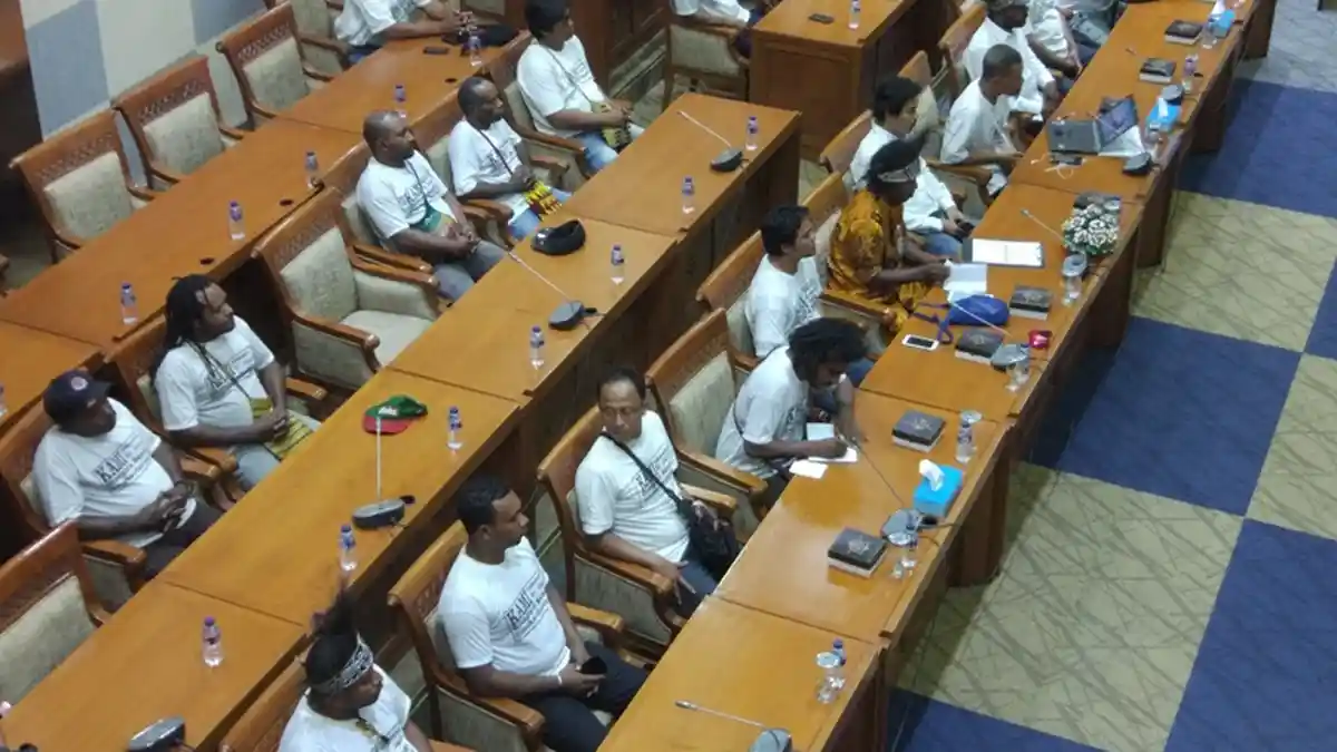 Eks Karyawan PT Freeport Datangi Komisi IX DPR dengan Atribut Bernuansa Papua