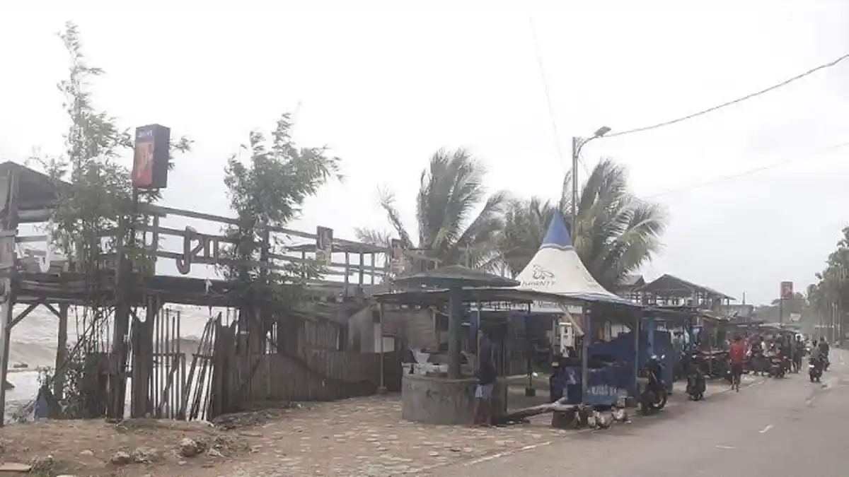 Terdampak Cuaca Buruk, Kawasan Wisata di Kupang Rusak Dihantam Gelombang 