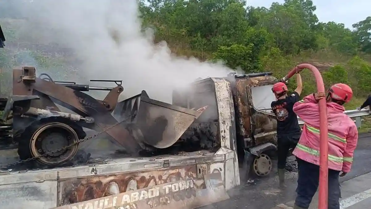 Mobil Towing Bermuatan Terbakar di Tol Lampung, Diduga Akibat Korsleting ECU