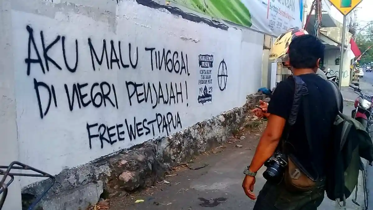 Satpol PP Kota Solo Hapus Dua Tulisan Vandalisme Papua Merdeka di Tembok Warga