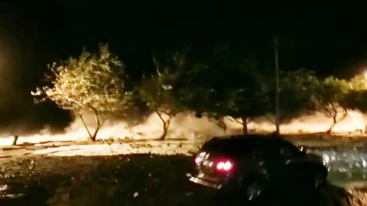 Air Laut di Manado Meluap hingga ke Dalam Mantos, Warga Berlari Selamatkan Motor 