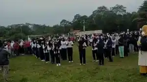Para-peserta-sedang-latihan-bermain-angklung.jpg
