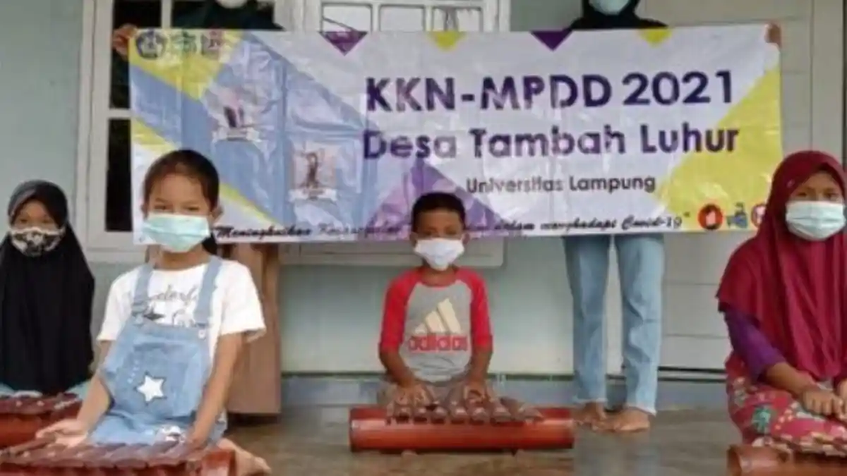 Lestarikan Alat Musik Lampung, Dua Mahasiswa Unila Kenalkan Gamolan Pekhing