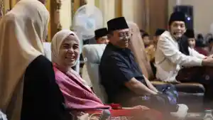 Istri-Calon-Presiden-Ganjar-Pranowo-Siti-Atikoh-dan-Gus-Iqdam-di-Blitar.jpg