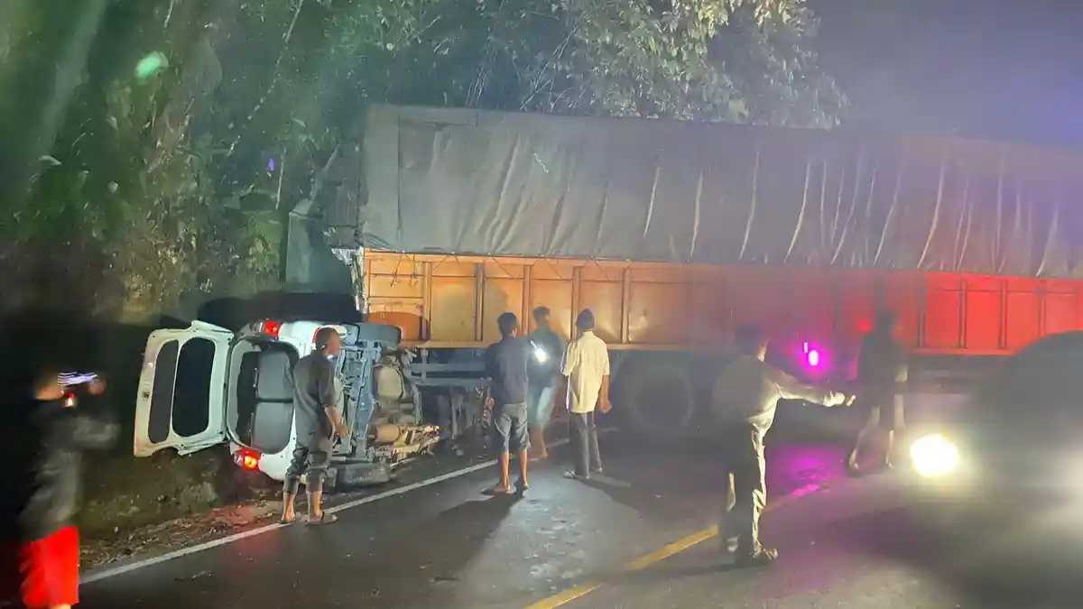 Tak Kuat Mendaki, Truk Tronton Hantam Xenia di Batang Palupuh Agam hingga Ringsek