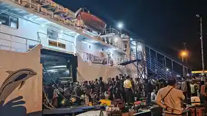 KM-Dharma-Ferry-2-bersandar-di-Pelabuhan-Ketapang-saat-arus-mudik-Idulfitri-1447-Hijriah.jpg