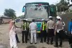Satlantas Polres Gresik Ramp Check Bus Pariwisata di Parkiran Makam Sunan Giri