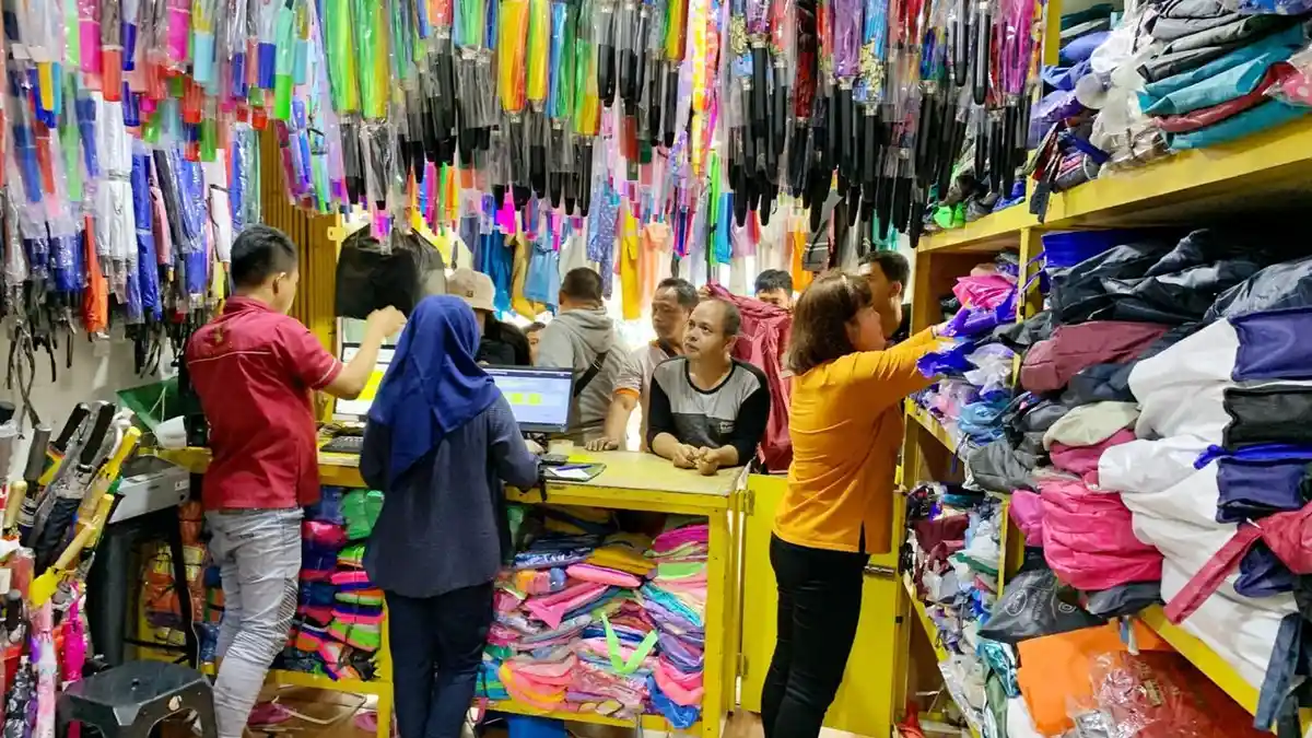 Kenali Tiga Jenis Jas Hujan dan Cara Penggunaan yang Tepat
