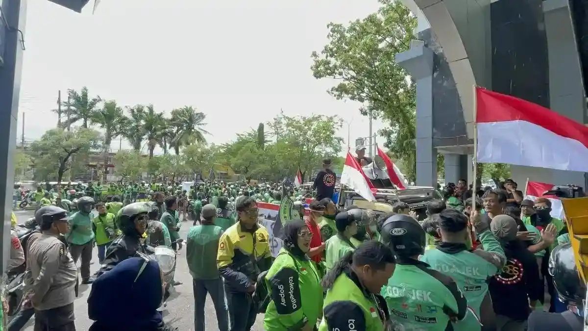 Potongan 8 Persen Tarif Ojol Untung di Kertas, Rugi di Mitra - Tribun-timur.com