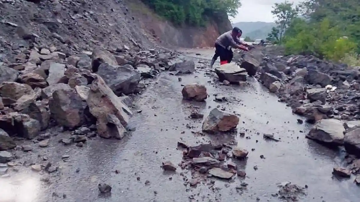 Batu Gunung Tutupi Badan Jalan, Longsor Juga Landa Bener Meriah