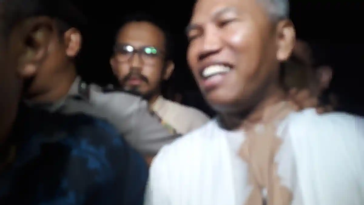 Tiba di Kejari Depok, Buni Yani Lempar Senyum dan Tawa