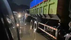 truk-truk-pengangkut-tanah-parkir-memenuhi-jalan-tanjung-pasir.jpg