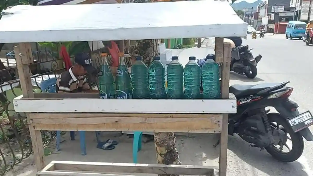 Cerita Karim Dude 20 Tahun Ditinggal Istri, Jualan Bensin di Kota Gorontalo demi Hidupi Diri Sendiri