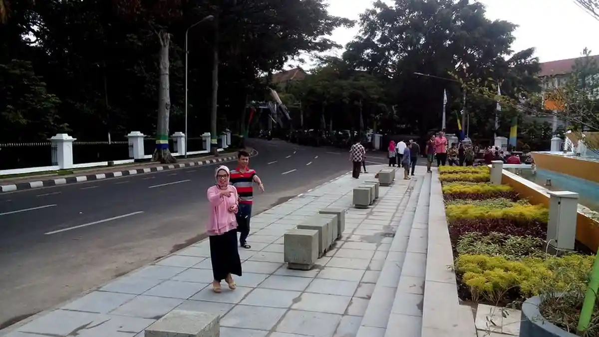 Masyarakat Padati Trotoar Jalan Merdeka Ingin Saksikan Kemeriahan KAA