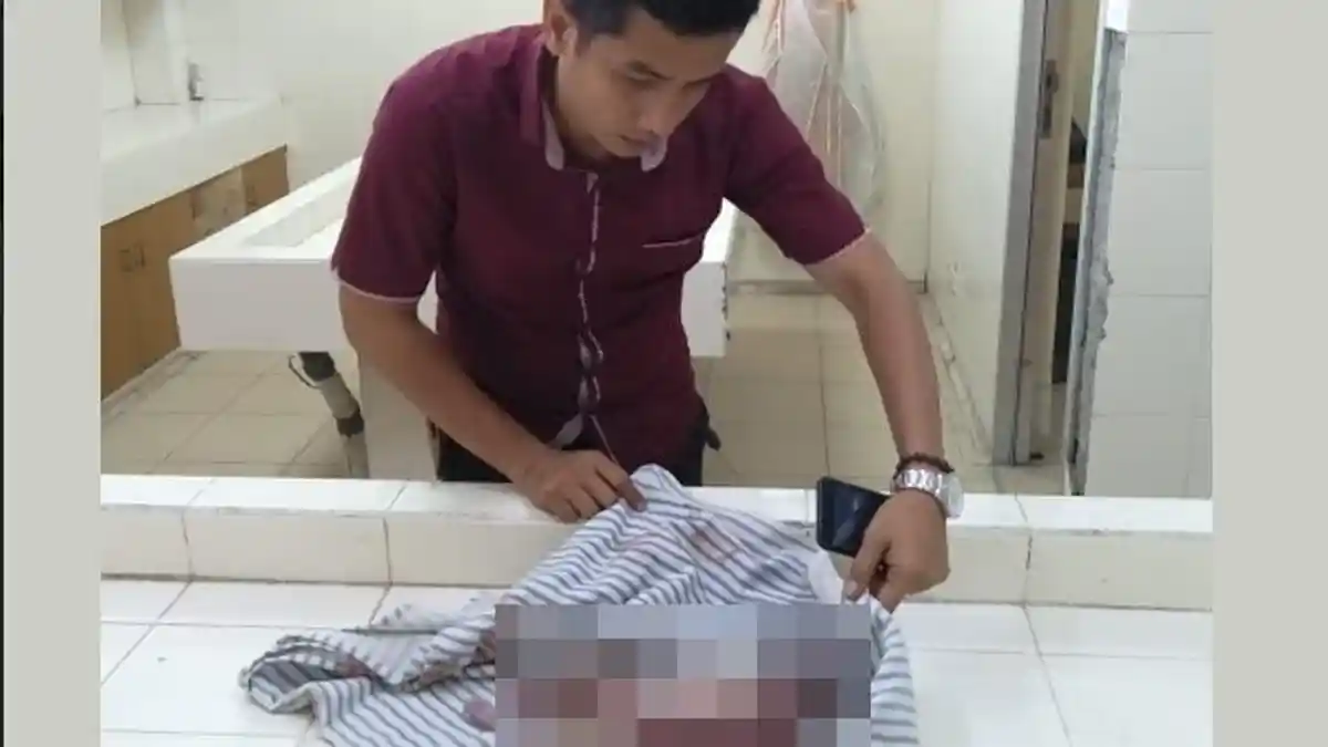 Kronologi Tewasnya Bayi yang Disimpan dalam Jok Motor oleh Orangtuanya