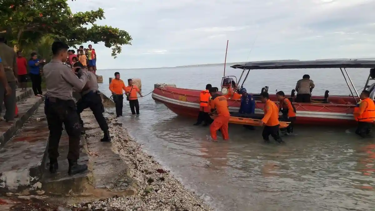 Ombak Hantam Perahu Kayu yang Ditumpangi Jemaat Gereja Di Papua