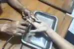 Proses-pelepasan-cincin-warga-Gurah-Kediri-di-Damkar-Pos-Pare-Sabtu-252026.jpg