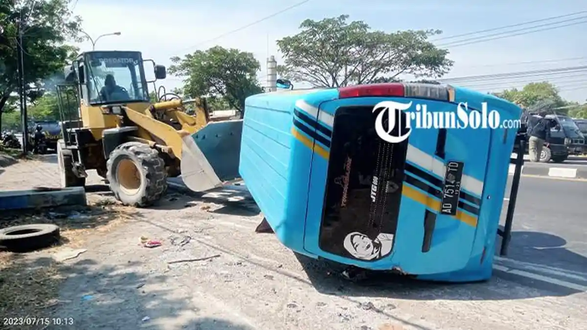 BREAKING NEWS : Elf Rombongan Perangkat Desa Pentur Simo Terguling di Jalan Semarang-Solo, 1 Tewas