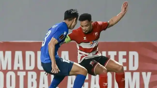 Madura-United-Lulinha-berebut-bola-dengan-pemain-Tainan-City-FC.jpg