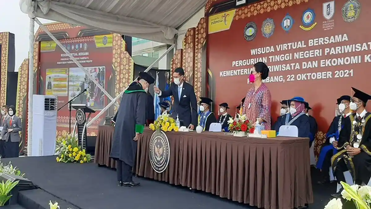 Jadi Agen Perubahan Jangan Kaum Rebahan, Sandiaga Uno Hadiri Wisuda Bersama di Poltekpar Palembang