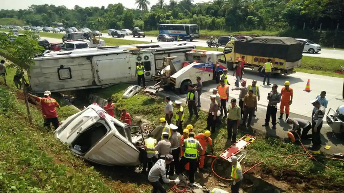 Bus dan Avanza Tabrakan di Cipali, Dua Sopir dan Satu Kondektur Luka Berat