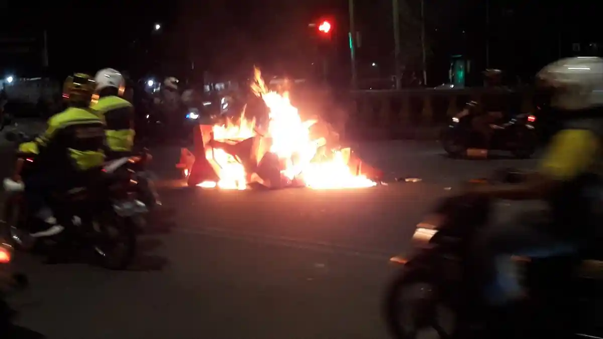 Pukul 19.30 Massa Masih Bertahan di Budi Kemuliaan dan Bakar Water Barrier
