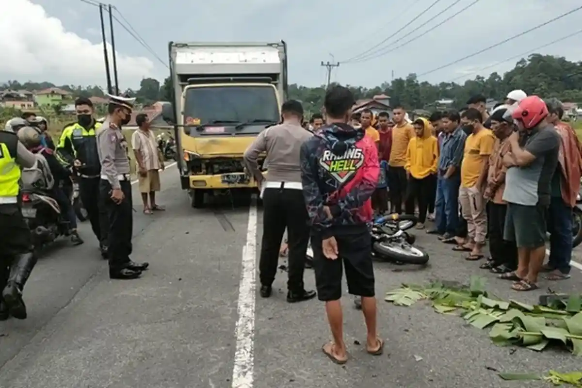 Kecelakaan Maut Pukul 13.00 WIB, Pemotor Tewas di Tempat, Korban Berhenti lalu Ditabrak Truk