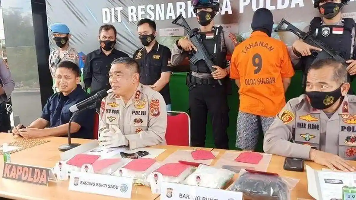 Setiap Hari Gembel Ini Keliling Kota Bawa Kantong Asoi Hitam, Ternyata Isinya Sabu 5 Kilogram