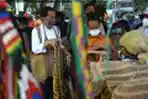 Presiden Jokowi Borong Noken di Pasar Imbi