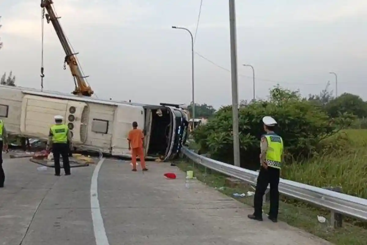 Penyebab Bus PO Handoyo Kecelakaan di Tol Cipali, Diduga Tabrak Pembatas Jalan, Terguling, 12 Tewas
