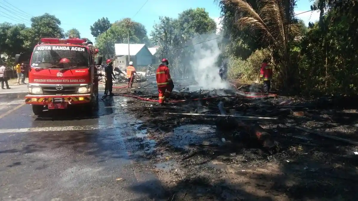 Empat Kios Pengrajin Rotan di Pinggir Jalan Banda Aceh-Calang Terbakar, Diduga dari Api Sampah
